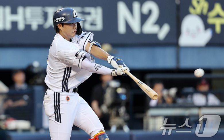 27일 서울 송파구 잠실야구장에서 열린 프로야구 '2025 신한 SOL뱅크 KBO 리그' LG 트윈스와 두산 베어스의 경기, 4회말 무사 상황 두산 박준순이 1루타를 날리고 있다. 2025.7.27/뉴스1 ⓒ News1 박지혜 기자