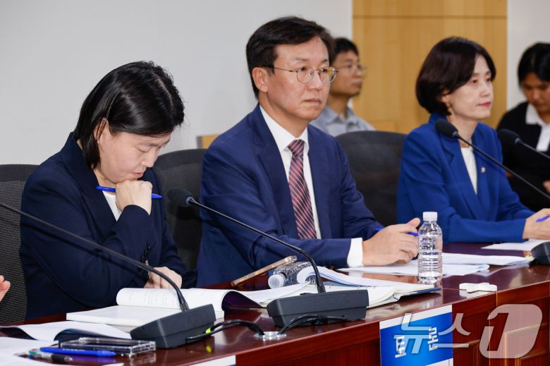 검찰개혁 긴급 공청회에서 자료를 살피는 임은정 검사장. 2025.8.29/뉴스1 ⓒ News1 안은나 기자