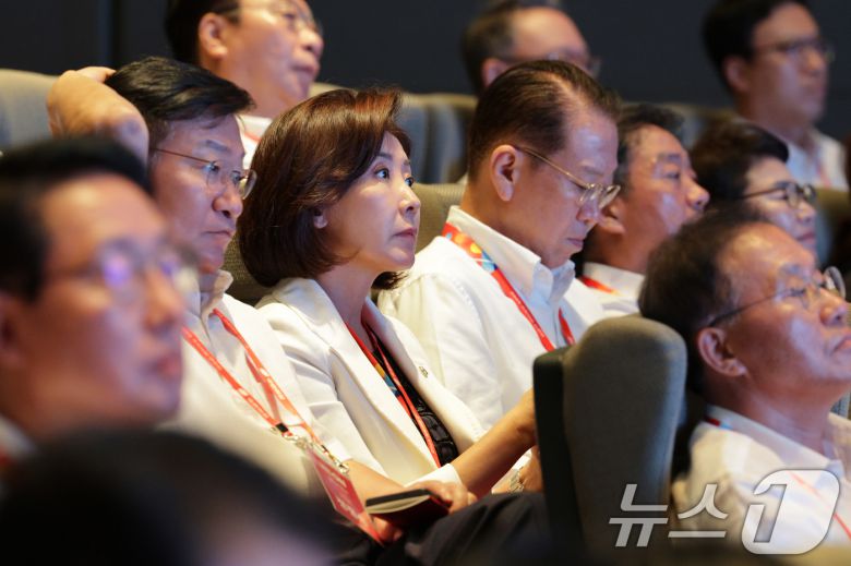 나경원 국민의힘 의원이 지난 28일 오후 인천 인천국제공항공사 인재개발원에서 열린 국민의힘 연찬회에서 특강을 듣고 있다. 2025.8.28/뉴스1 ⓒ News1 신웅수 기자