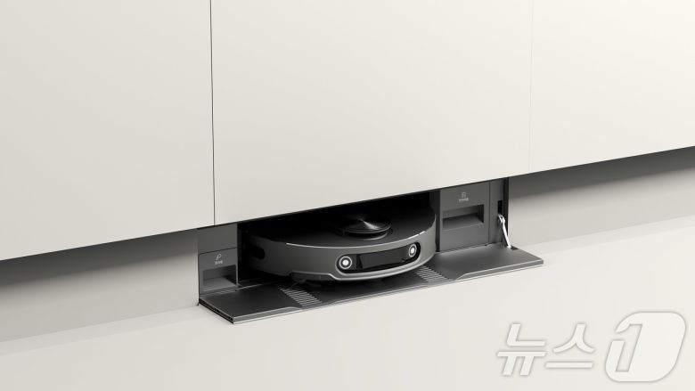 LG전자가 사용할 때만 모습을 보이는 빌트인 디자인과 본체와 스테이션 모두에 강력한 스팀 기능을 장착한 로봇청소기 신제품을 내달 5일 유럽 최대 가전 전시회 IFA 2025에서 선보인다고 28일 밝혔다. 사진은 싱크대 걸레받이 부분에 설치가 가능한 빌트인형 '히든 스테이션'의 모습. (LG전자 제공. 재판매 및 DB금지)