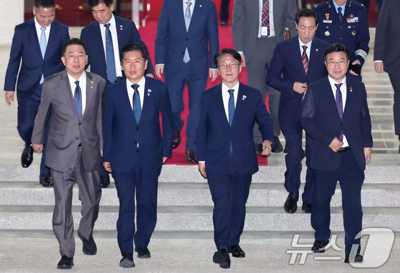 김병기 더불어민주당 원내대표(왼쪽부터), 정청래 더불어민주당 대표, 김민석 국무총리, 윤호중 행정안전부 장관 등 관계자들이 지난 28일 새벽 경기도 성남 서울공항에서 '3박 6일' 일본·미국 순방 일정을 마치고 귀국하는 이재명 대통령과 김혜경 여사를 마중하기 위해 발걸음을 옮기고 있다. 2025.8.28/뉴스1 ⓒ News1 김성진 기자