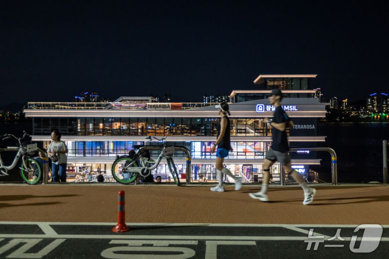 선착장 앞으로 달리는 러너들(서울관광재단 제공)