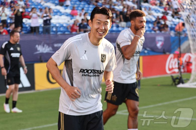 환하게 웃는 손흥민 ⓒ AFP=뉴스1