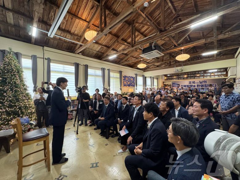 27일 조국 조국혁신당 혁신정책연구원장이 전북 고창군 책마을해리를 방문한 가운데 그를 만나기 위해 이곳을 찾은 지지자들이 책방을 가득 채웠다(조국혁신당제공. 재판매 및 DB금지)2025.8.27/뉴스1 ⓒ News1 유승훈 기자
