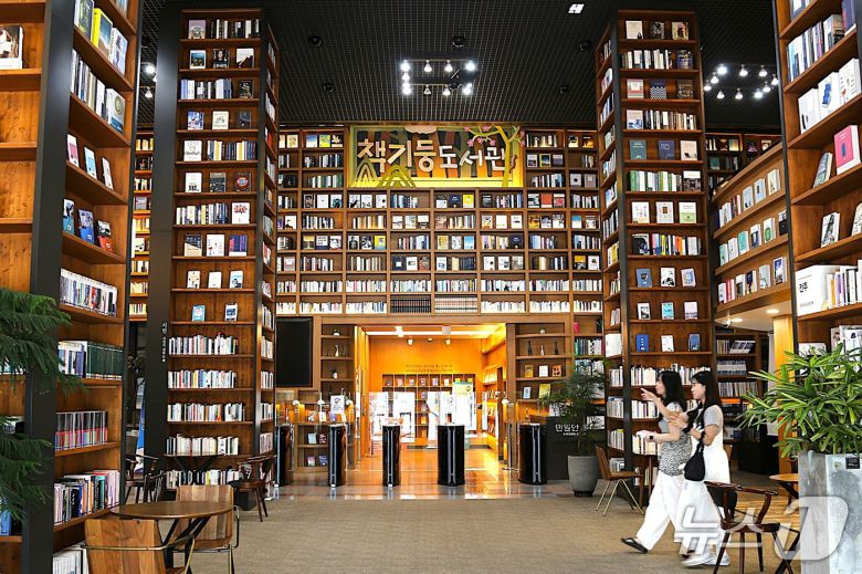 전주시청로비에 자리한 책기둥도서관(한국관광공사 제공)