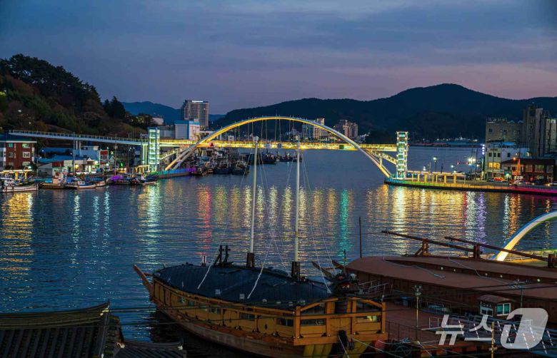 통영 강구안 야경(한국관광공사 제공)