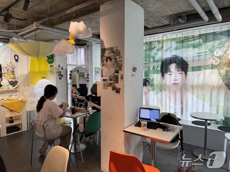 25일 서울 서교동의 한 카페에 보이 밴드 데이식스 멤버 도운의 사진이 붙어 있다. 2025.8.25/뉴스1 ⓒ News1 송송이 기자