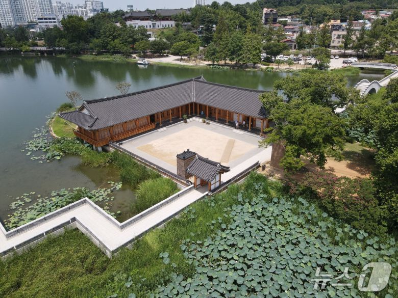 덕진호수의 연화정도서관 전경(한국관광공사 제공)