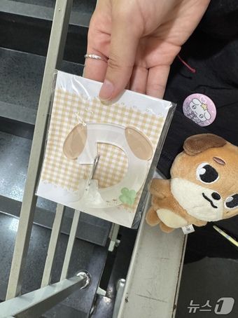 25일 서울 서교동의 한 카페에서 보이밴드 데이식스 멤버 도운의 굿즈를 받은 팬의 모습. 2025.8.25/뉴스1 ⓒ News1 송송이 기자