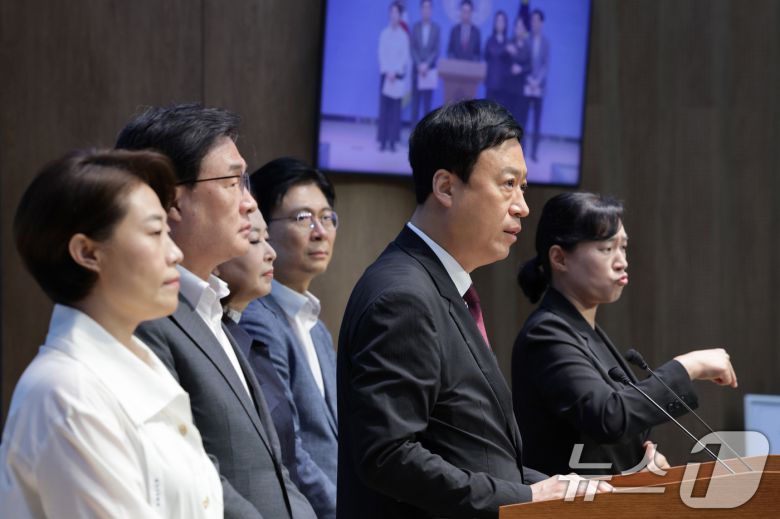 국회 교육위원회 소속 국민의힘 의원들이 최교진 교육부 장관 후보자의 사퇴를 촉구하고 있다. /뉴스1 ⓒ News1 신웅수 기자