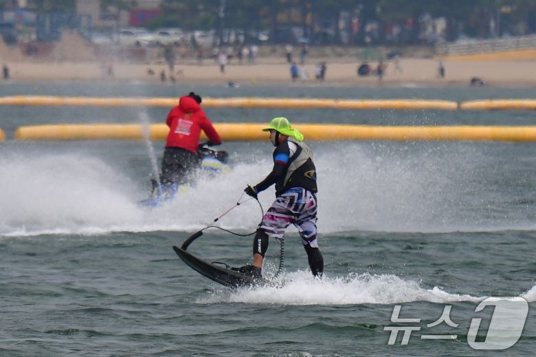 8월의 마지막 날인 31일 오후 경북 포항시 북구 영일대해수욕장에서 제트보드 회원들이 물살을 가르고 있다. 2025.8.31/뉴스1 ⓒ News1 최창호 기자