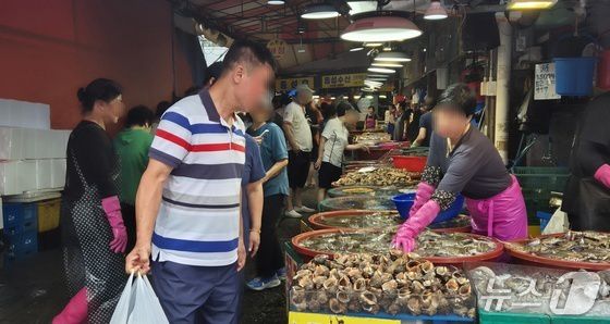 31일 인천 남동구 소래포구 어시장을 찾은 방문객과 상인이 흥정하고 있다.