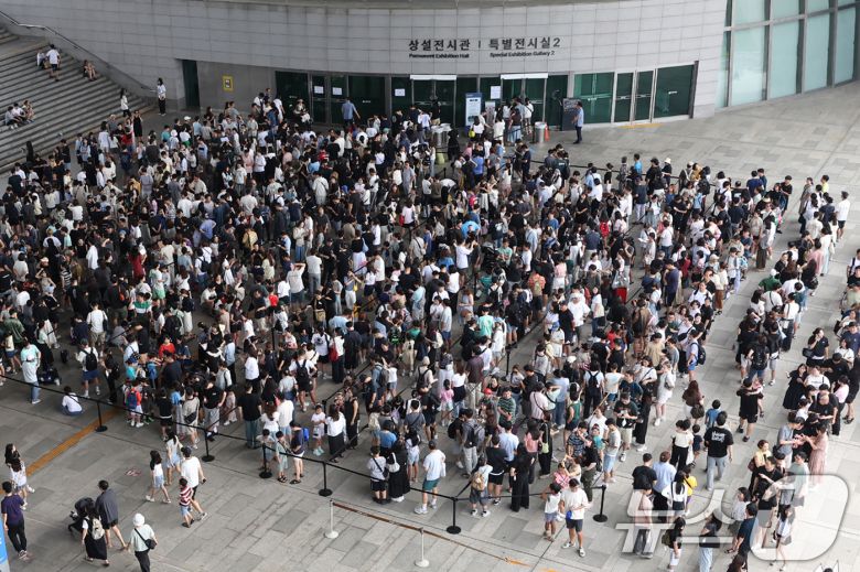3일 오전 서울 용산구 국립중앙박물관 전시실 앞 광장이 입장을 대기하는 시민들로 북적이고 있다. 국립중앙박물관에 따르면 지난 7월 박물관 관람객 수는 69만 4552명으로, 지난해 같은 기간 33만 8868명과 비교해 2배 이상 늘어났다. 지난달까지 집계된 관람객 수는 345만 명으로, 현재 추세대로라면 연간 관람객은 400만명을 넘어 최다 기록을 경신할 것으로 보인다. 이같은 현상은 최근 '케이팝 데몬 헌터스'등 K콘텐츠의 흥행과 여름방학 시기가 맞물린 영향으로 풀이된다. 2025.8.3/뉴스1 ⓒ News1 민경석 기자