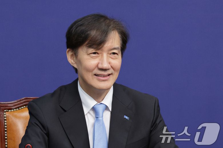 조국 조국혁신당 혁신정책연구원장이 1일 오전 서울 여의도 국회에서 열린 조국혁신당 최고위원회의에서 미소짓고 있다. 2025.9.1/뉴스1 ⓒ News1 신웅수 기자