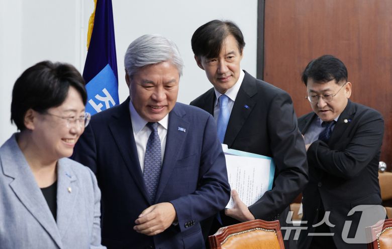 조국 조국혁신당 혁신정책연구원장이 1일 오전 서울 여의도 국회에서 열린 조국혁신당 최고위원회의에 참석하고 있다. 2025.9.1/뉴스1 ⓒ News1 신웅수 기자