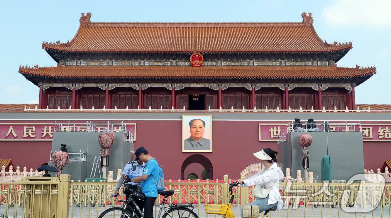 중국의 항일전쟁 및 세계 반파시스트 전쟁(제2차 세계대전) 승리 80주년(전승절) 기념 열병식을 사흘 앞둔 31일 중국 베이징 천안문 앞으로 자전거를 탄 행인들이 지나고 있다. 2025.8.31/뉴스1 ⓒ News1 박정호 기자