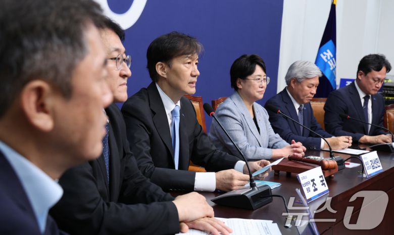 조국 조국혁신당 혁신정책연구원장(왼쪽)이 1일 오전 서울 여의도 국회에서 열린 조국혁신당 최고위원회의에서 발언하고 있다. 2025.9.1/뉴스1 ⓒ News1 신웅수 기자