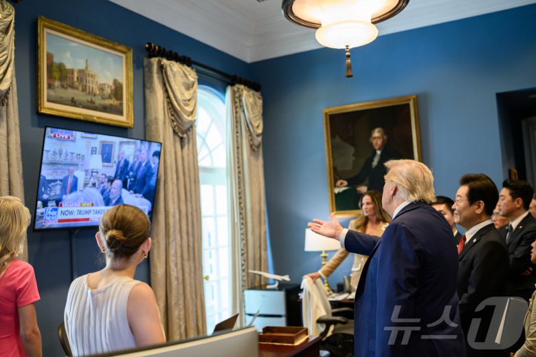 도널드 트럼프 미국 대통령과 이재명 대통령이 지난 8월 25일(현지시간) 한미정상회담에 대한 미국 현지 뉴스 보도를 보기 위해 텔레비전 앞에 잠시 멈춰서 있다. 2025.08.31.(백악관 제공. 재판매 및 DB 금지) ⓒ News1 류정민 특파원