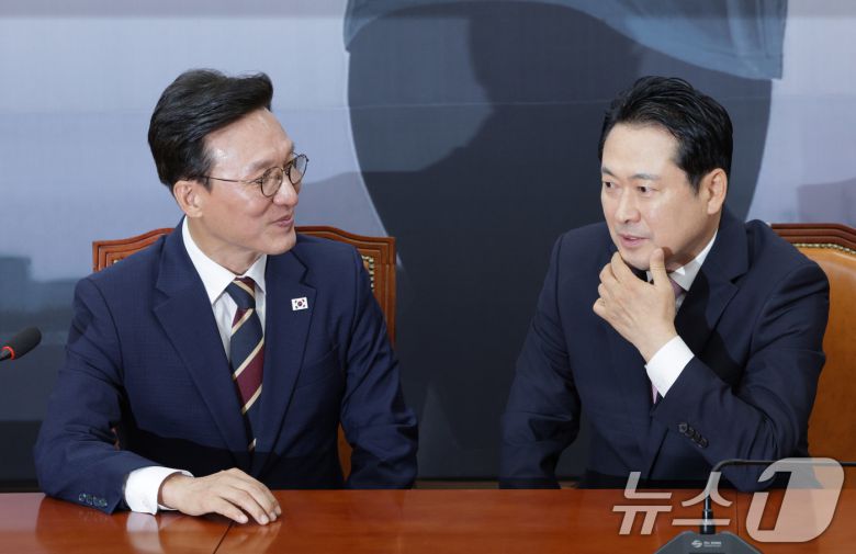 장동혁 국민의힘 대표(오른쪽)가 1일 오전 서울 여의도 국회에서 김민석 국무총리를 접견하고 있다. 2025.9.1/뉴스1 ⓒ News1 신웅수 기자