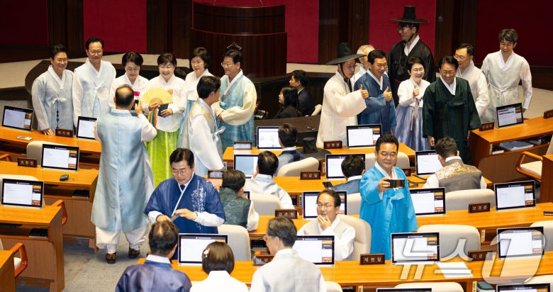 한복을 입은 더불어민주당 의원들이 1일 서울 여의도 국회에서 열린 제429회 국회(정기회) 개회식에 앞서 기념 촬영을 하고 있다. 2025.9.1/뉴스1 ⓒ News1 유승관 기자