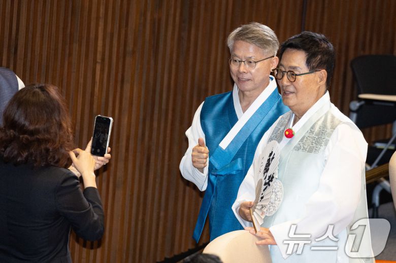 더불어민주당 박지원(오른쪽), 민형배 의원이 1일 서울 여의도 국회에서 열린 제429회 국회(정기회) 개회식에 앞서 한복을 입고 기념 촬영을 하고 있다. 2025.9.1/뉴스1 ⓒ News1 유승관 기자