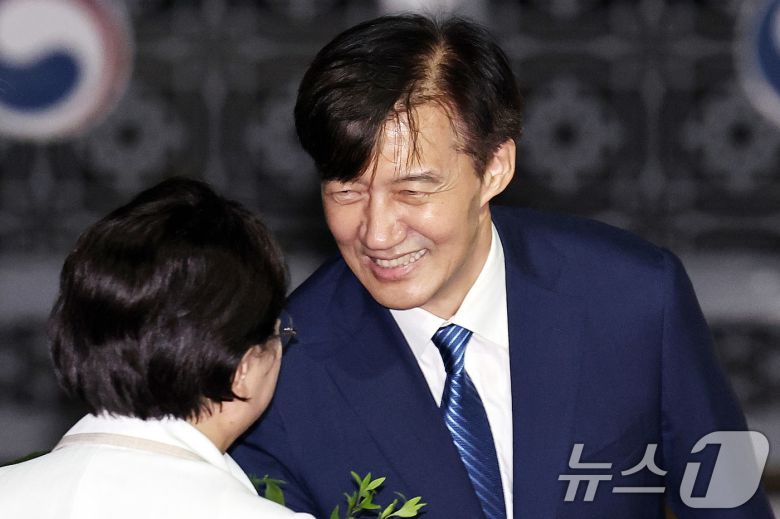 이재명 정부 첫 특별사면·복권 대상에 오른 조국 전 조국혁신당 대표가 15일 새벽 구로구 서울남부구치소를 나와 김선민 조국혁신당 대표와 인사를 나누고 있다. 2025.8.15/뉴스1 ⓒ News1 구윤성 기자