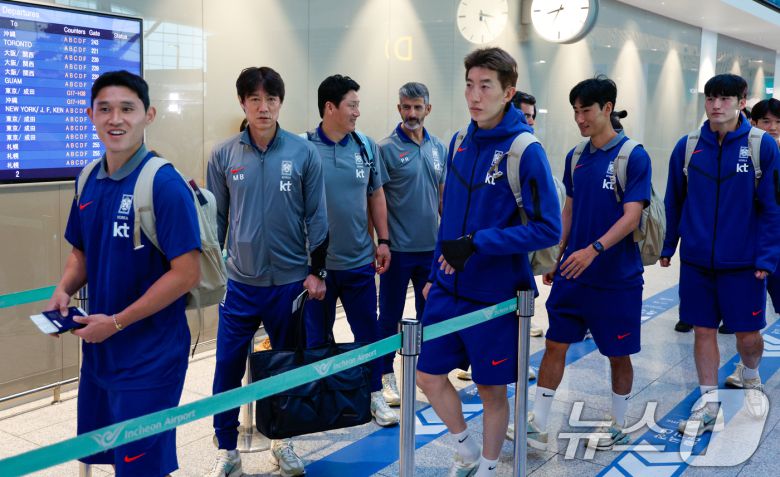홍명보 감독을 비롯해 대한민국 축구대표팀 선수들이 1일 오전 인천국제공항 2터미널에서 A매치 2연전을 펼칠 미국으로 출국하고 있다. 2025.9.1/뉴스1 ⓒ News1 안은나 기자