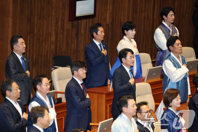 1일 오후 서울 여의도 국회에서 열린 제429회 국회(정기회) 개회식에서 정청래 더불어민주당 대표를 비롯한 의원들이 국민의례하고 있다. 2025.9.1/뉴스1 ⓒ News1 이승배 기자