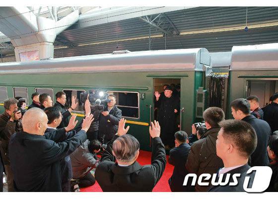 북한 노동당 기관지 노동신문이 지난 2019년 1월  9일김정은 총비서의 4차 방중 소식을 같은달 10일자 지면에 보도하면서 낸 사진. 사진 내용은 김 총비서가 방중을 마치고 베이징역에서 평양으로 돌아가는 열차에 올라타며 인사를 하는 모습이다. (노동신문) 2019.1.10/뉴스1