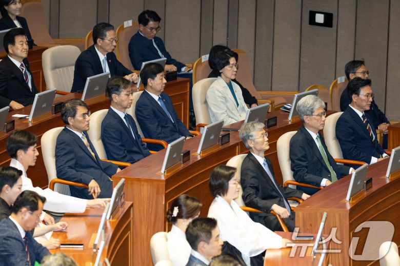 김민석 국무총리(앞줄 오른쪽부터), 김상환 헌법재판소장, 조희대 대법원장을 비롯한 국무위원들이 1일 서울 여의도 국회에서 열린 제429회 국회(정기회) 개회식에서 우원식 국회의장의 개회사를 경청하고 있다. 2025.9.1/뉴스1 ⓒ News1 유승관 기자
