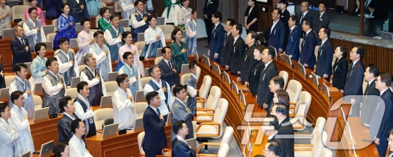 1일 오후 서울 여의도 국회에서 열린 제429회 국회(정기회) 개회식에서 더불어민주당 등 의원들의 한복과 국민의힘 의원들의 상복이 대비되고 있다. 2025.9.1/뉴스1 ⓒ News1 유승관 기자,이승배 기자