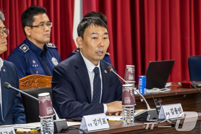 김용민 국회 법제사법위원회 더불어민주당 간사가 1일 경기도 의왕시 서울구치소에서 열린 현장검증에서 의사진행 발언을 하고 있다. 이날 법사위는 윤석열 전 대통령 수감 중 특혜 제공 여부를 확인하고 특검 출석 요구 당시 윤 전 대통령이 옷을 벗고 버티는 과정이 있었는지 여부를 CCTV 등 영상기록 열람을 통해 확인할 예정이다. 2025.9.1/뉴스1 ⓒ News1 국회사진기자단