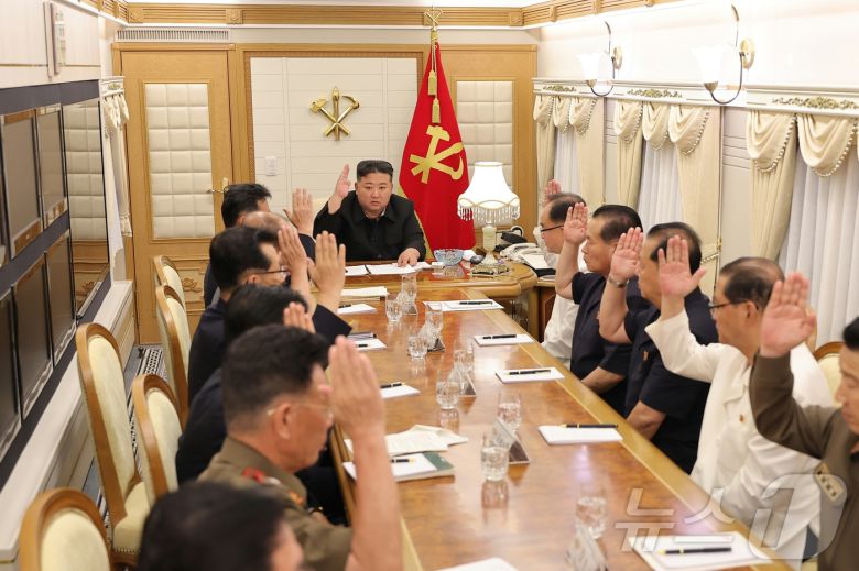 (평양 노동신문=뉴스1) = 2024년 7월 31일 당 중앙위원회 제8기 제22차 정치국 비상확대회의가 전용 열차 내부에서 진행되고 있는 모습. [국내에서만 사용가능. 재배포 금지. DB 금지. For Use Only in the Republic of Korea. Redistribution Prohibited] rodongphoto@news1.kr