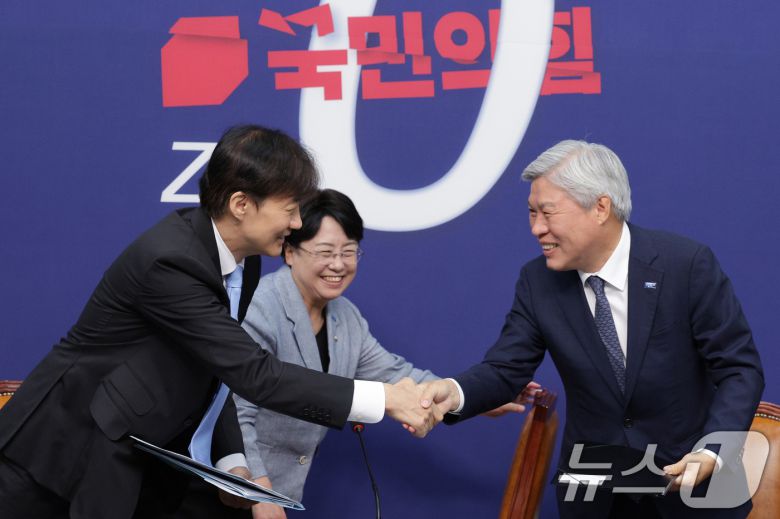 조국 조국혁신당 혁신정책연구원장(왼쪽)이 1일 오전 서울 여의도 국회에서 열린 조국혁신당 최고위원회의에서 김선민 대표 권한대행, 서왕진 원내대표와 인사하고 있다. 2025.9.1/뉴스1 ⓒ News1 신웅수 기자