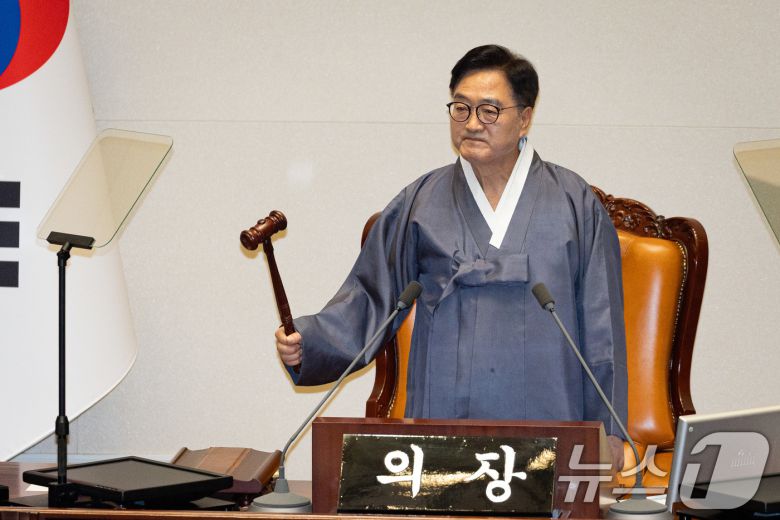 우원식 국회의장이 1일 서울 여의도 국회에서 제429회 국회(정기회) 개회식 직후 열린 1차 본회의에서 의사봉을 두드리고 있다. ⓒ News1 유승관 기자