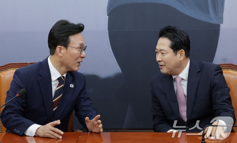 장동혁 국민의힘 대표(오른쪽)가 1일 오전 서울 여의도 국회에서 김민석 국무총리를 접견하고 있다. 2025.9.1/뉴스1 ⓒ News1 신웅수 기자