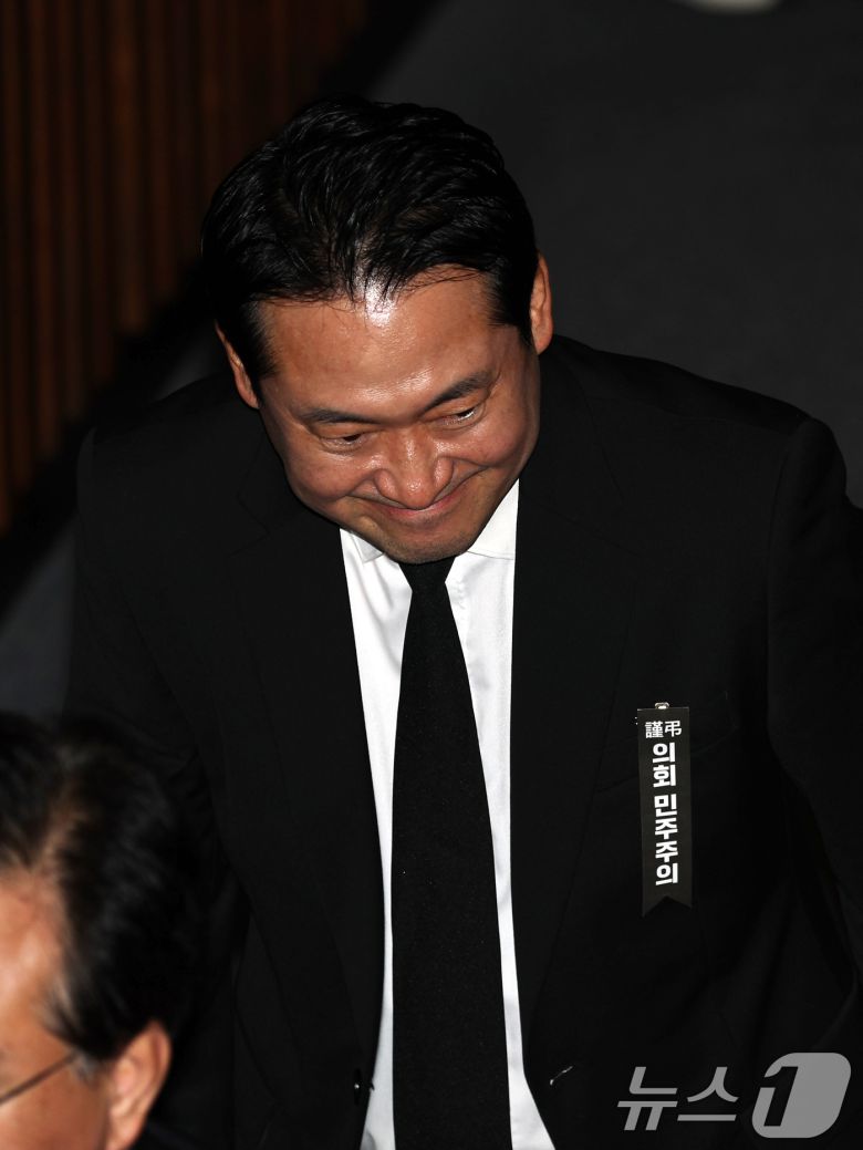 장동혁 국민의힘 대표가 1일 오후 서울 여의도 국회에서 열린 제429회 국회(정기회) 제1차 본회의를 마치고 퇴장하고 있다. 2025.9.1/뉴스1 ⓒ News1 이승배 기자