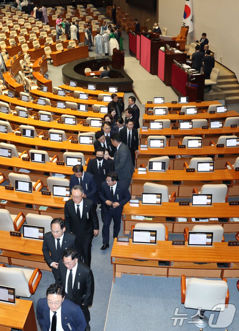 국민의힘 의원들이 1일 오후 서울 여의도 국회에서 열린 제429회 국회(정기회) 제1차 본회의를 마치고 퇴장하고 있다. 2025.9.1/뉴스1 ⓒ News1 이승배 기자