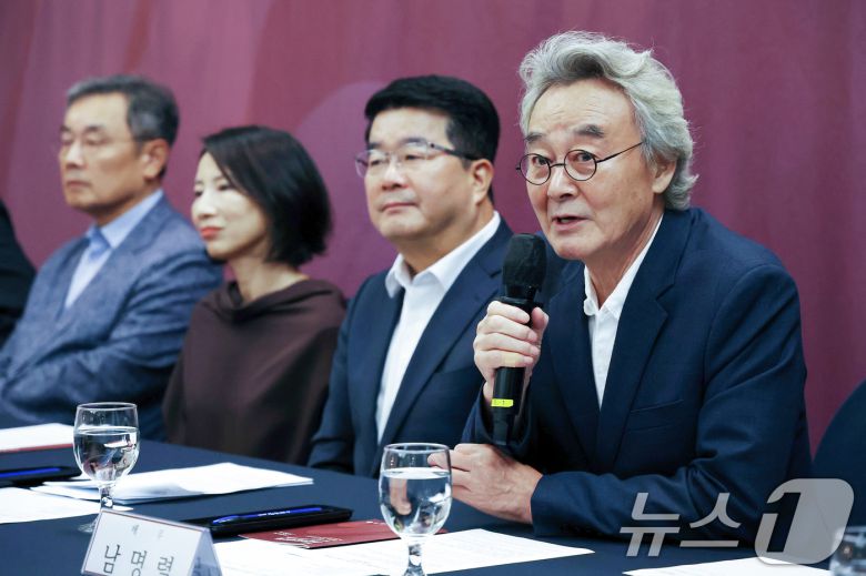 배우 남명렬이 1일 서울 중구 프레스센터에서 열린 '2025 서울어텀페스타 기자간담회'에서 인사말을 하고 있다.  2025.9.1/뉴스1 ⓒ News1 민경석 기자