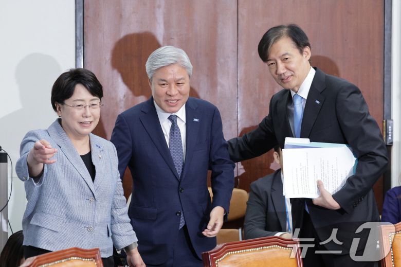 조국 조국혁신당 혁신정책연구원장(오른쪽)이 1일 오전 서울 여의도 국회에서 열린 조국혁신당 최고위원회의에서 김선민 대표 권한대행, 서왕진 원내대표에게 자리를 양보하고 있다. 2025.9.1/뉴스1 ⓒ News1 신웅수 기자