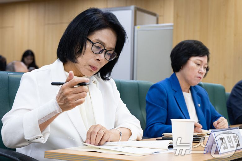 최민희 더불어민주당 언론개혁특별위원회 위원장이 1일 서울 여의도 국회 의원회관에서 열린 언론보도 피해자 보호 강화를 위한 언론중재법 개정 방안 마련 토론회에서 메모를 하며 발제를 경청하고 있다. 오른쪽은 김현 부위원장. 2025.9.1/뉴스1 ⓒ News1 유승관 기자