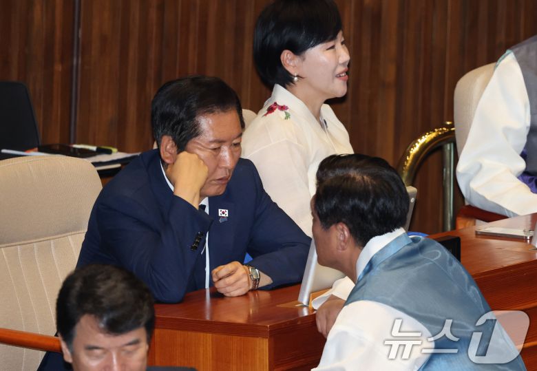 정청래 더불어민주당 대표가 1일 오후 서울 여의도 국회에서 열린 제429회 국회(정기회) 개회식에서 의원들과 대화하고 있다. 2025.9.1/뉴스1 ⓒ News1 이승배 기자