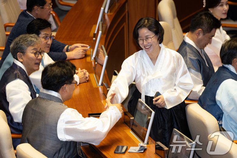 정혜경 진보당 의원이 1일 서울 여의도 국회에서 열린 제429회 국회(정기회) 개회식에 앞서 한복을 입고 의원들과 인사하고 있다. 2025.9.1/뉴스1 ⓒ News1 유승관 기자