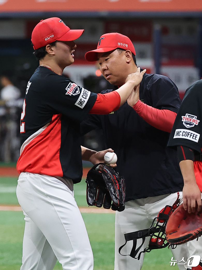 이범호 KIA 감독과 정해영. /뉴스1 DB ⓒ News1 김진환 기자