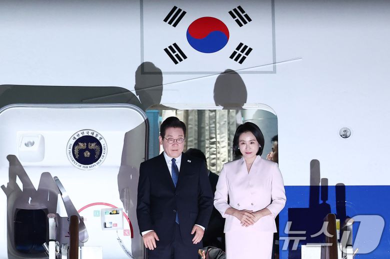 '3박 6일' 일본·미국 순방 일정을 마친 이재명 대통령과 김혜경 여사가 28일 새벽 경기도 성남 서울공항을 통해 귀국해 인사하고 있다. 2025.8.28/뉴스1 ⓒ News1 김성진 기자