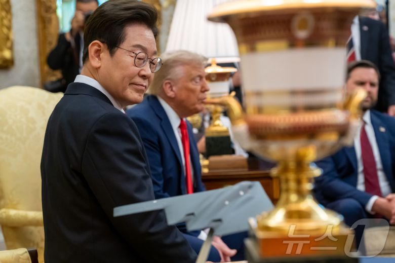 이재명 대통령이 지난 25일(현지시간) 미국 워싱턴DC 백악관에서 열린 도널드 트럼프 미국 대통령과의 한미정상회담에서 B-2 스텔스기 모형을 바라보고 있다. 2025.8.31 (백악관 제공. 재판매 및 DB 금지) ⓒ News1