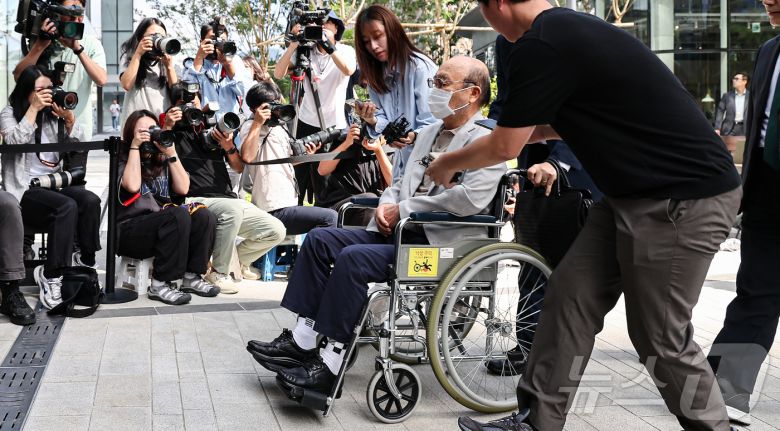 '김건희 여사 인사 청탁 의혹'을 받는 이봉관 서희건설 회장이 2일 서울 종로구 광화문에 마련된 김건희 특검팀 사무실에 조사를 위해 출석하고 있다. 2025.9.2/뉴스1 ⓒ News1 김도우 기자