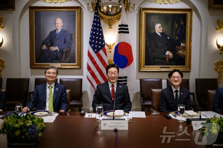 지난 8월 25일(현지시간) 이재명 대통령이 조현 외교부 장관(사진 왼쪽)과 김정관 산업통상자원부 장관과 함께 도널드 트럼프 미국 대통령과의 백악관 오찬 간담회에 앞서 사진 촬영에 응하고 있다. 2025.08.31.(백악관 제공. 재판매 및 DB 금지) ⓒ News1