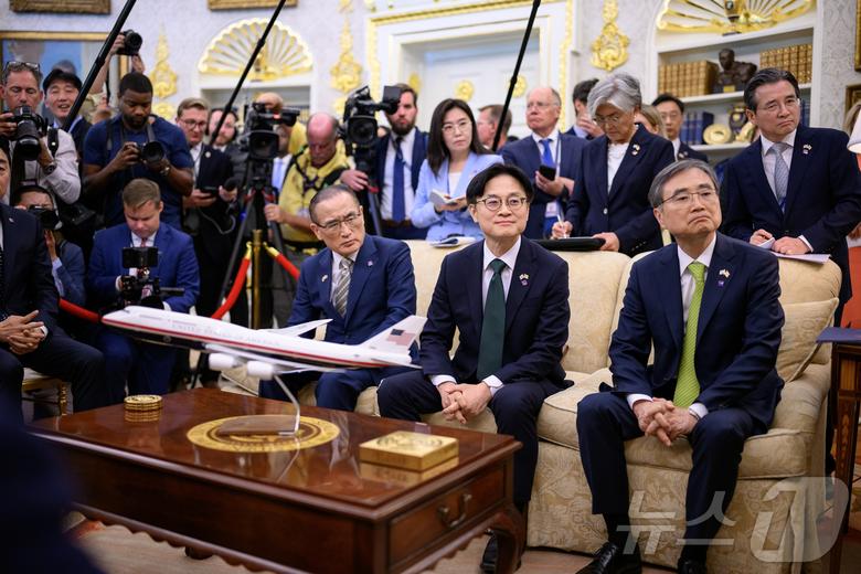 지난 8월 25일(현지시간) 미국 백악관 오벌오피스(미 대통령 집무실) 열린 이재명 대통령과 도널드 트럼프 미국 대통령 간 한미정상회담에 배석한 한국 측 참모들. (앞줄 오른쪽부터)조현 외교부 장관, 김정관 산업통상자원부 장관, 위성락 대통령실 국가안보실장, (뒷줄 오른쪽부터) 김용범 대통령실 정책실장, 강경화 주미한국대사 내정자, 강유정 대통령실 대변인. (백악관 제공. 재판매 및 DB금지) 2025.9.1/뉴스1 ⓒ News1