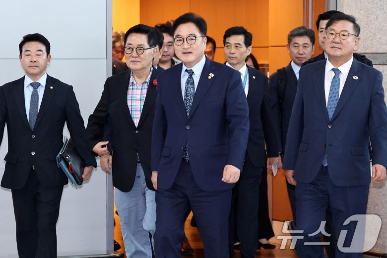 우원식 국회의장을 비롯한 방중 의원단이 2일 오후 인천국제공항을 통해 중국 '전승절'(항일전쟁 및 반파시스트 전쟁 승전) 80주년 행사 참석차 출국하고 있다. 2025.9.2/뉴스1 ⓒ News1 민경석 기자